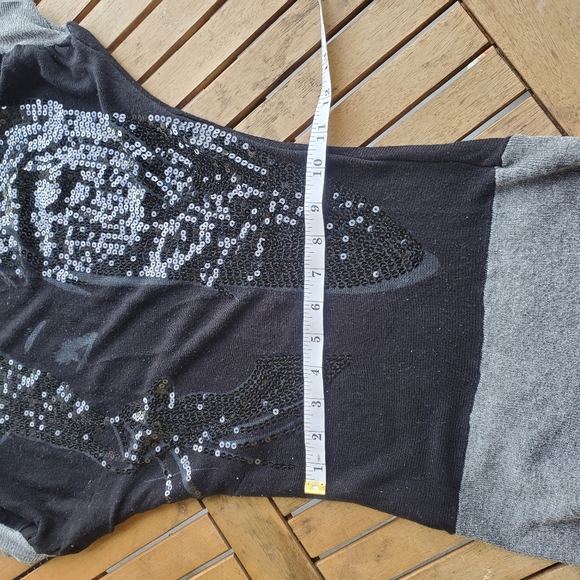 Black Sequin Graphic Knit Top with Gray Hem Eye-Catching Casual Look For Woman - Picture 4 of 7